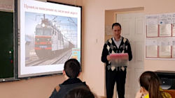 Учитель ОБЖ Готов Ибрагим Рамзанович проводит инструктаж по безопасному поведению близ железнодорожных путей