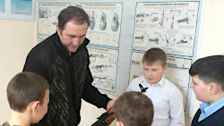 Внеурочная деятельность, учитель ОБЖ Готов И.Р. демонстрирует учащимся 5-го класса неполную разборку и сборку автомата Калашникова